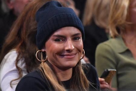 Sophia Thomalla witzelt über den Pokal von Alexander Zverev Sophia Thomalla witzelt über den Pokal von Alexander Zverev