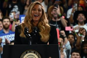 Für US-Wahl: Beyoncé verwandelt sich in Pamela Anderson