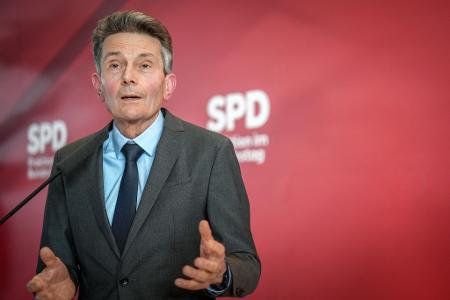 Distanziert äußerte sich auch der frühere SPD-Fraktionschef Rolf Mützenich. Er sei sehr unsicher, was der Vorstoß von Merz auf dem Kriegsgebiet bedeute, sagte Mützenich im Deutschlandfunk. Er habe da noch viele Fragen an den Kanzler.