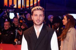 Schauspieler Jannik Schümann hat seinen Bachelor-Abschluss