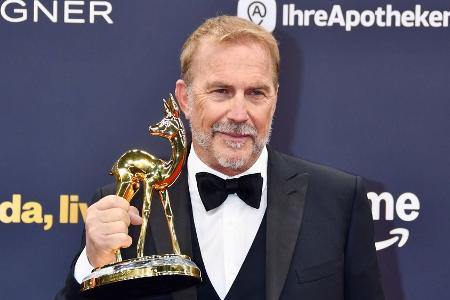 Kevin Costner nimmt Bambi an - und verpasst Kevin Costner nimmt Bambi an - und verpasst