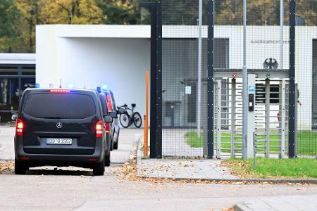 Mit eingeschaltetem Blaulicht fahren mehrere Wagen auf den Hof an der Außenstelle des Bundesgerichtshofs. Mit eingeschaltetem Blaulicht fahren mehrere Wagen auf den Hof an der Außenstelle des Bundesgerichtshofs.