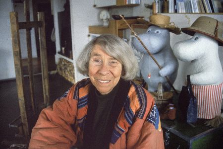 Erfinderin der Mumins mit ihren Figuren