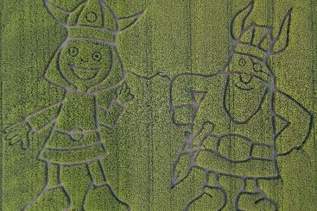 Maislabyrinth mit den Figuren aus 