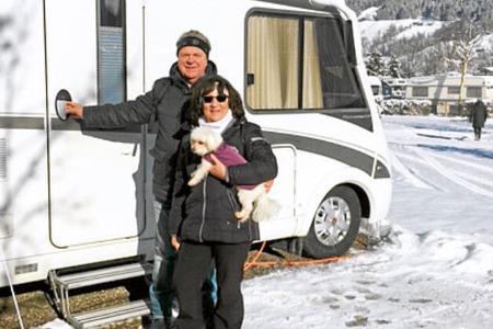 Doris und Bodo Lauterbach vor Reisemobil