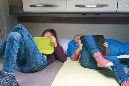 Kinder spielen mit Tablets