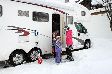 Kinder vor Reisemobil