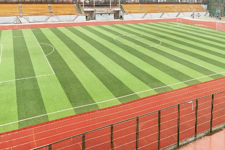 Neuer Kunstrasensportplatz mit Tribünen
