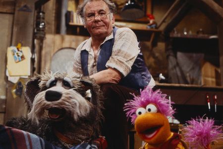Menschlicher Schauspieler mit den Puppen von 