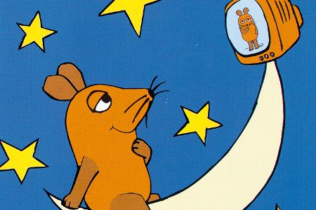 Die Maus sitzt auf dem Mond und schaut fern