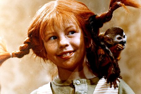 Pippi Langstrumpf mit einem Affen auf der Schulter