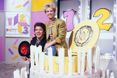 Michael Schanze und Biggi Lechtermann hinter einer großen Torte aus Pappmaschee
