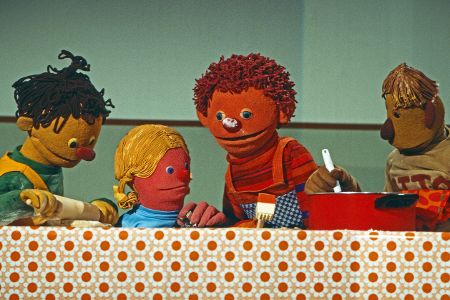 Vier Puppen in einer Spielszene