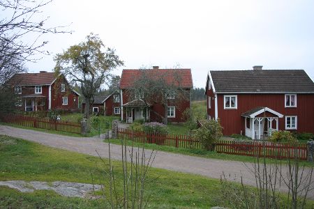 Drei kleine Höfe nebeneinander an einer Straße