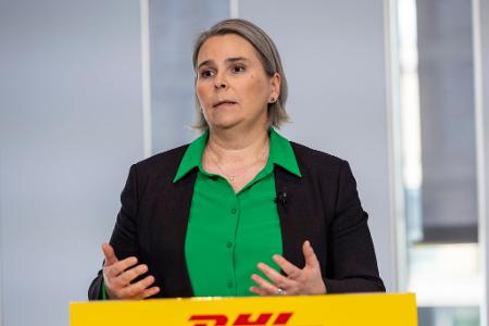 Nikola Hagleitner, Mitglied des Vorstands der DHL Group, spricht bei einer Pressekonferenz.