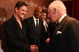 König Charles trifft die "Gladiator II"-Stars in London
