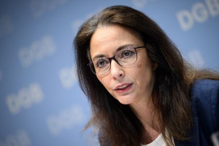DGB-Chefin Fahimi sieht infolge des Fachkräftemagels Chancen für benachteiligte Berufsgruppen.