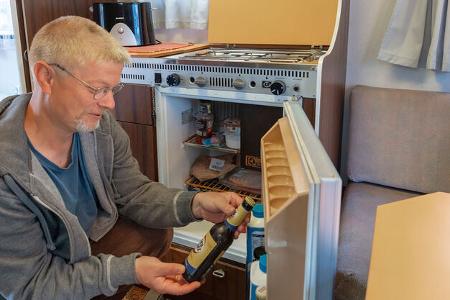 Der originale Kühlschrank hat ein Fassungsvermögen von 60 Litern und kann traditionell auch mit Gas betrieben werden.