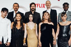 Nach Kritik von Lucas Bravo: "Emily in Paris"-Cast ist "so verärgert"