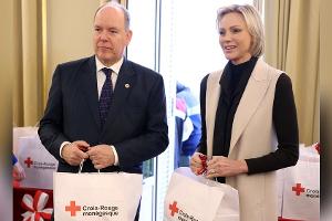 Fürst Albert II. und Fürstin Charlène verteilen Schlemmerpakete