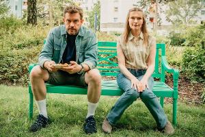 Sebastian Bezzel und Johanna Christine Gehlen haben "viel Spaß" am Set