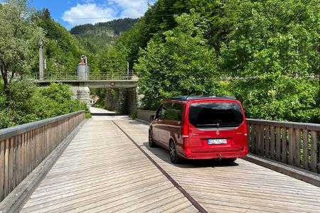 Pössl Campstar Dauertester, auf einer Brücke