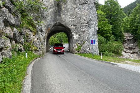 Pössl Campstar Dauertester, fährt durch einen Tunnel
