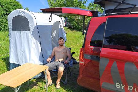 Pössl Campstar Dauertester, Marvin sucht Schutz unter der Heckklappe vor der Sonne