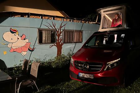 Pössl Campstar Dauertester, nachts mit Aufstelldach oben