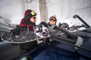 So transportieren Sie Skier sicher mit dem Auto
