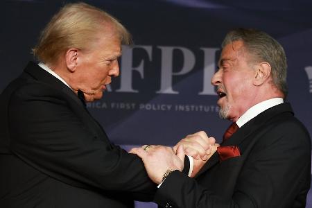 Sylvester Stallone vergleicht Donald Trump mit Rocky Balboa und Jesus Sylvester Stallone vergleicht Donald Trump mit Rocky Balboa und Jesus