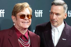 Elton John schwärmt von später Vaterschaft: "Das Tollste"
