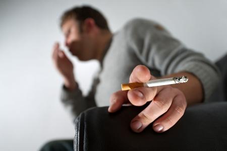 Besser medizinisch abklären lassen: Raucherhusten und Atemnot sind Anzeichen für die Lungenerkrankung COPD. Besser medizinisch abklären lassen: Raucherhusten und Atemnot sind Anzeichen für die Lungenerkrankung COPD.