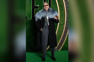 Blauer Pelzkragen: Jeff Goldblum plüschig bei "Wicked"-Premiere