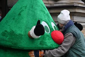 Gärtner stellt heimlich Weihnachtsbaum vor Kita - verurteilt