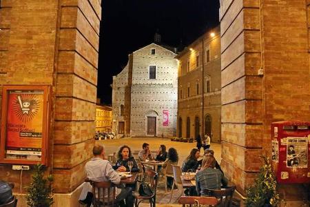Schöne Abendbeschäftigung im Bergstädtchen Macerata