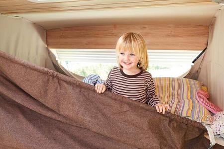 Die beiden Kinder teilen sich das Hochbett.
