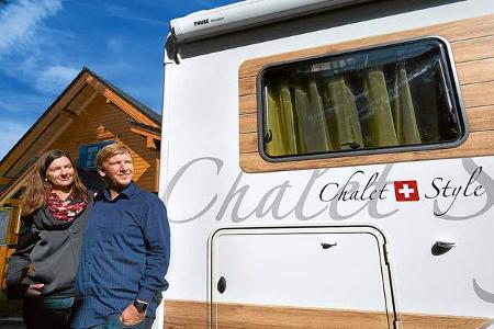 Jenny und Christian neben ihren beiden 