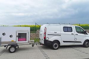 Warum Herr Mayer Bus plus Mini-Caravan fährt