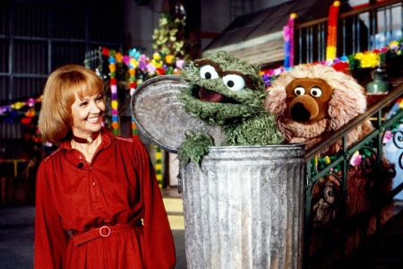 Liselotte Pulver am Set der Sesamstraße mit den Puppen von Oscar und Samson