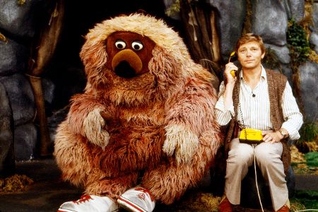 Uwe Freidrichsen am Set der Sesamstraße mit der Puppe Samson
