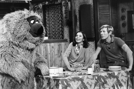 Ute Willing mit Horst Janson und Samson am Set der Sesamstraße