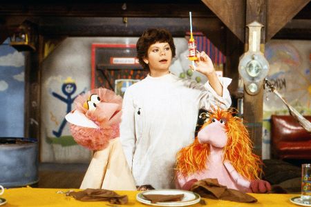 Ilse Bibenti mit den Puppen von Tiffy und Herr von Bödefeld am Set der Sesamstraße