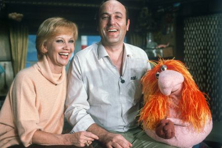 Manfred Krug und Liselotte Pulver mit der Puppe Herr von Bödefeld am Set der Sesamstraße