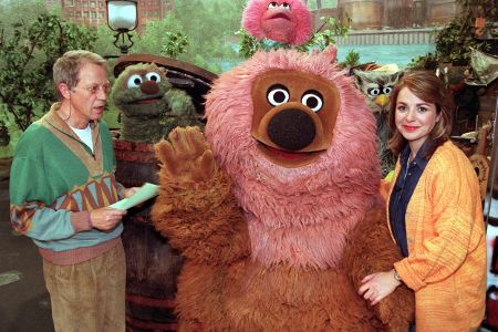 Gernot Endemann und Kirsten Sprick mit Puppen am Set der Sesamstraße
