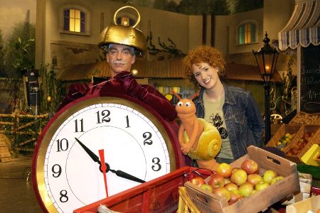 Miriam Krause mit den Puppen am Set der Sesamstraße