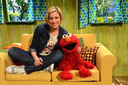 Julia Stinshoff mit Elmo aus der Sesamstraße