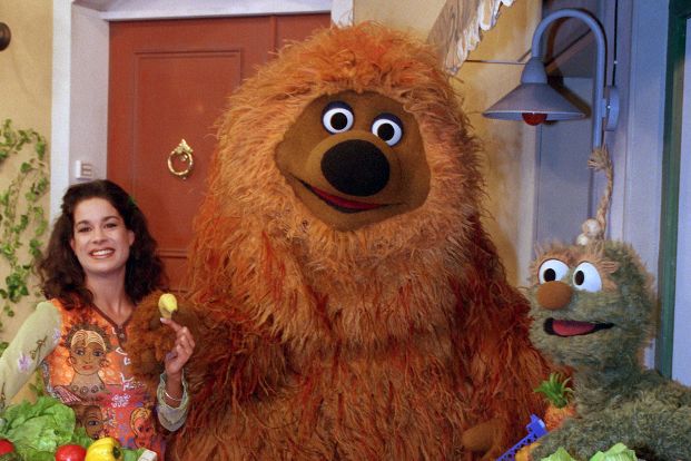 Caroline Kiesewetter und die Puppe Samson am Set der Sesamstraße