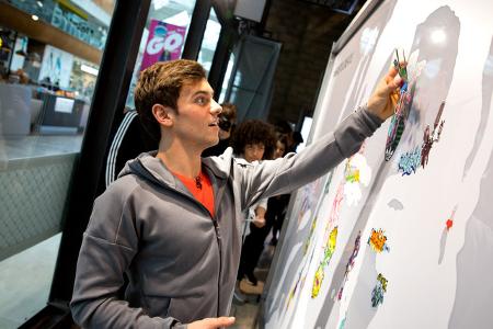 Der wohl bekannteste Stricker ist der britische Turmspringer Tom Daley, der auch bei Olympia die Wartezeiten damit verbringt, Wolle zu verarbeiten. Ab und an greift er auch zur Häkelnadel. Unter @made ...