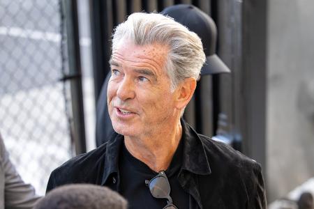 Auch Pierce Brosnan hat eine künstlerische Ader, entspannt beim Malen. Zudem geht der ehemalige James Bond für sein Leben gern Wandern.